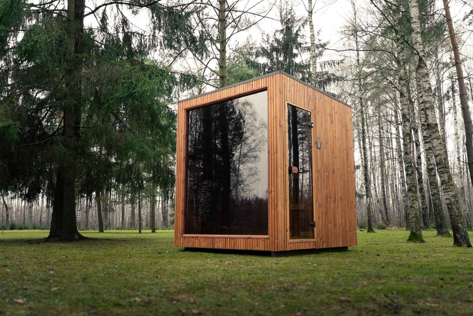„Jonas Classic“ lauko pirtis iš „ThermoWood“, stovinti miško proskynoje