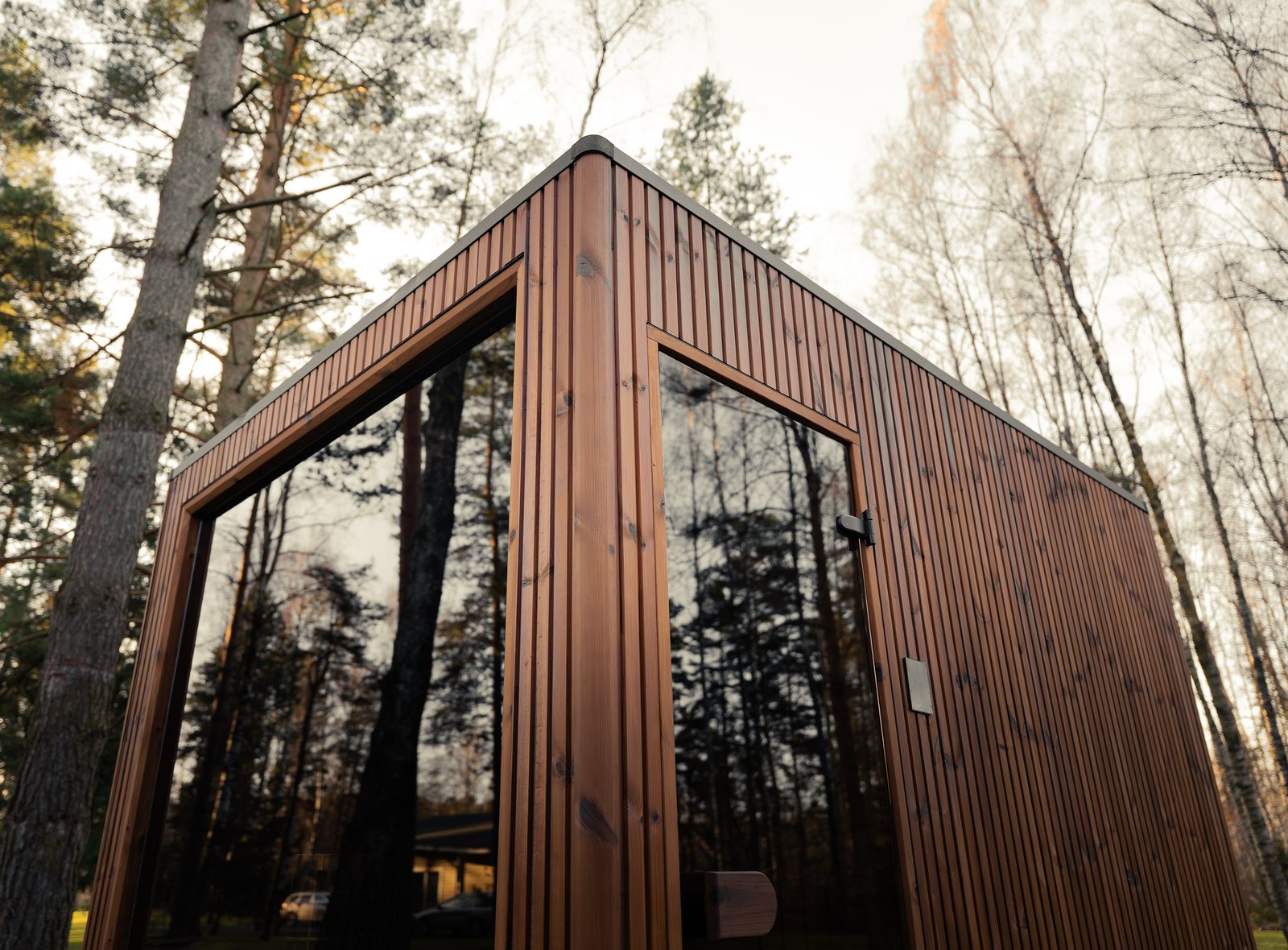 „Jonas Grand“ lauko pirtis – „ThermoWood“ išorė su panoraminiais stiklais miško apsuptyje